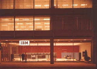 AI冲击“蓝巨人”：IBM股价单日暴跌超13%
