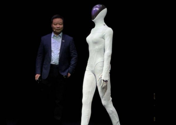 中国“特斯拉”诞生：小鹏第二代VLA模型发布 26年量产机器人和Robotaxi