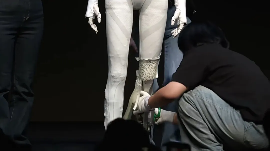 马斯克想要万亿薪酬，何小鹏只求一句“牛P”：两位科技巨头的相似人生与交集