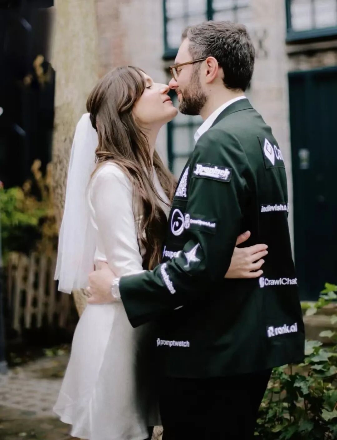 想结婚钱不够 法国新郎另辟蹊径：靠西装上印广告筹1万美元