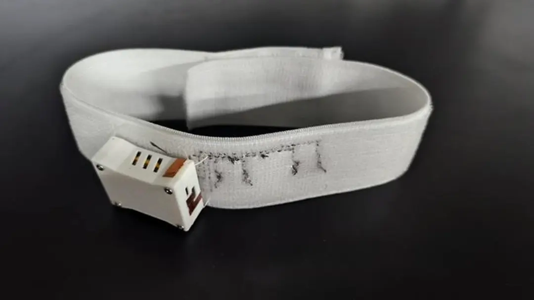 英国科学家研发可穿戴AI颈环：无创帮助中风患者恢复语言能力