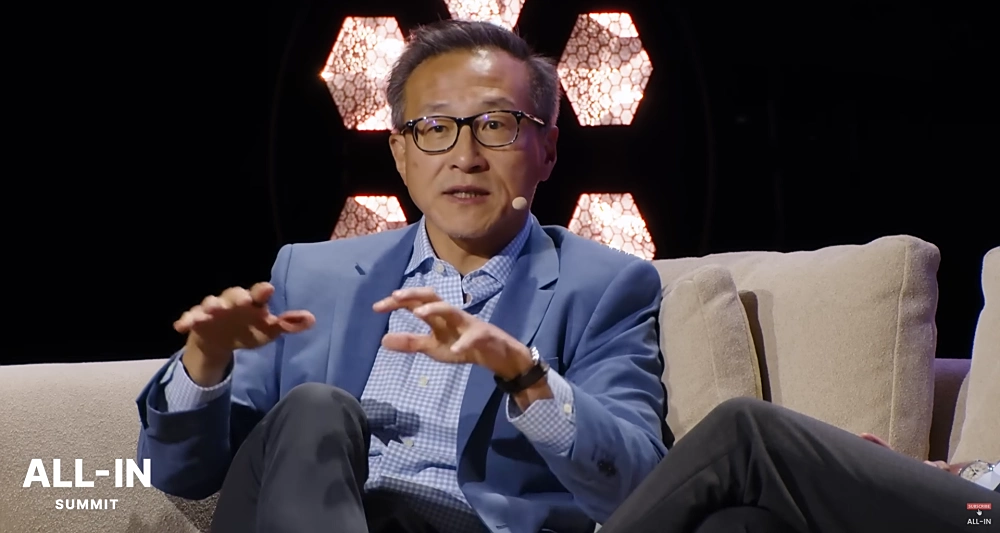 阿里巴巴蔡崇信激辩“白宫AI沙皇”：AI应用中国进展显著，AI并非赢家通吃