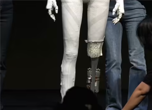 全球首位“AI机器人”代言人！小鹏全新一代Iron代言自家X9超级增程版