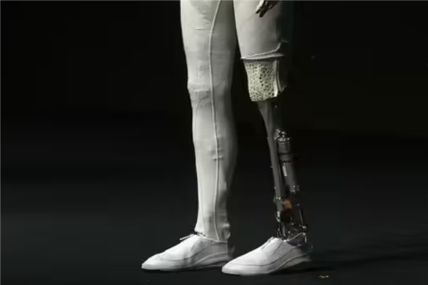 全球首位“AI机器人”代言人！小鹏全新一代Iron代言自家X9超级增程版