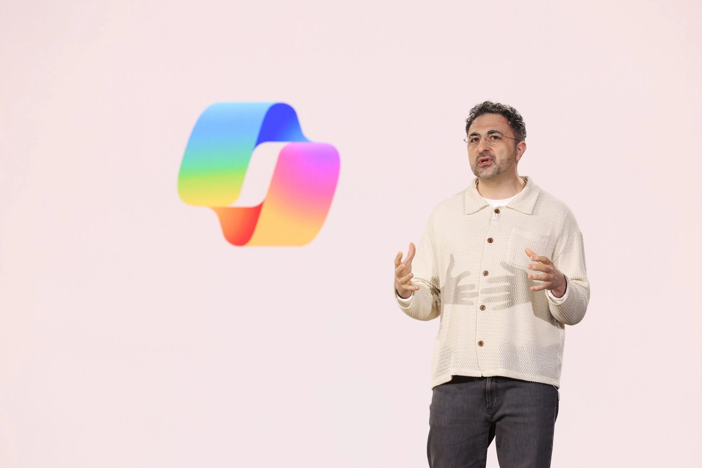 微软AI部门CEO苏莱曼警告：缺乏监管的AI或在数年内脱离人类掌控