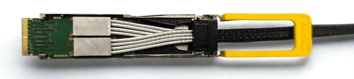 铜缆太短，光纤太贵：射频线缆成 AI 算力新救星，1.6 Tb/s 狂飙