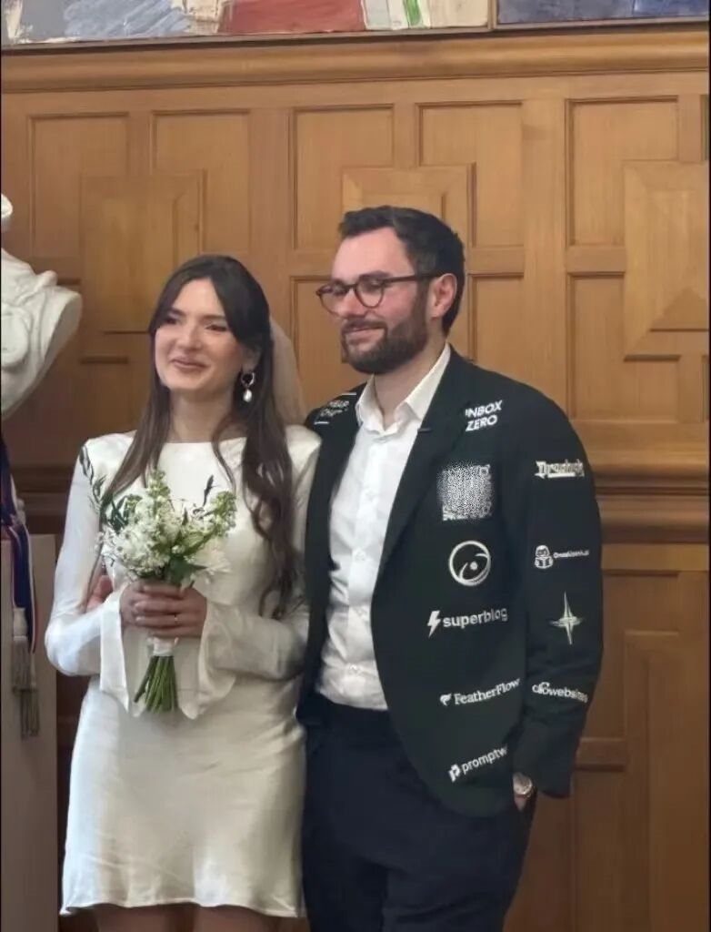 想结婚钱不够 法国新郎另辟蹊径：靠西装上印广告筹1万美元