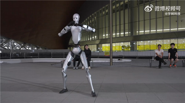 宇树科技发布新一代仿生人形机器人Unitree H2：身高一米八