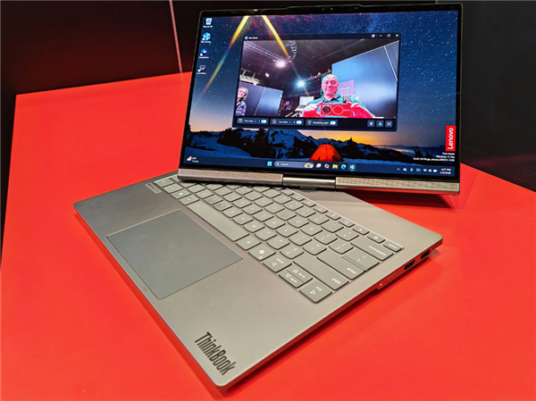 联想发布自动扭转笔记本电脑：屏幕会自动转向